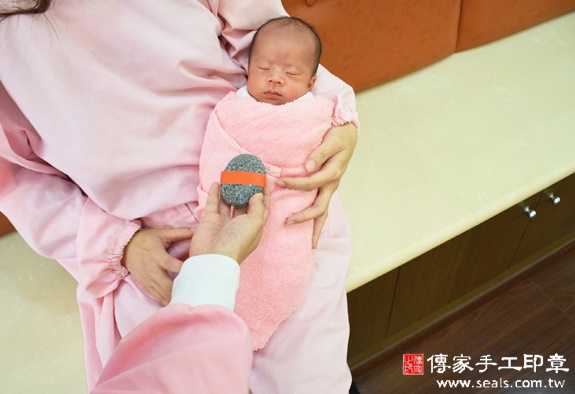方哥哥(新北中和區到府嬰兒寶寶滿月剃頭理髮、免費到府嬰兒剃胎毛儀式吉祥話)。到府剃頭剃胎毛主持、專業拍照、DVD光碟、證書。★購買「臍帶章、肚臍章、胎毛筆刷印章」贈送：剃頭、收涎、抓周，三選一。2015.11.19 照片5
